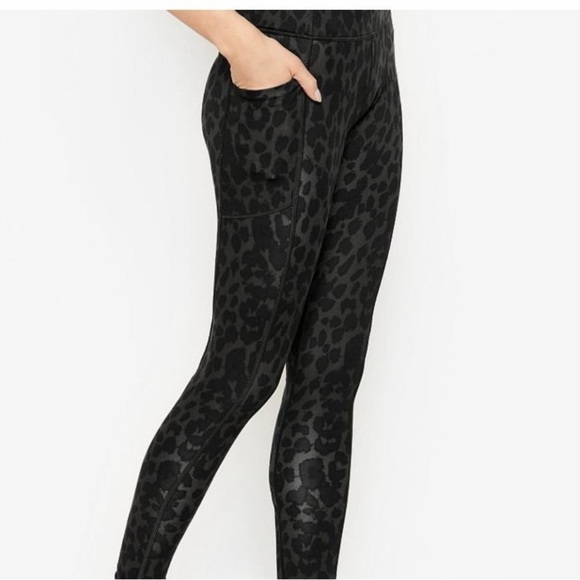 Victoria's Secret Pants - NEW Victoria's Secret Flow On Point Pocket Leggings Women 10 Green Black Cheetah